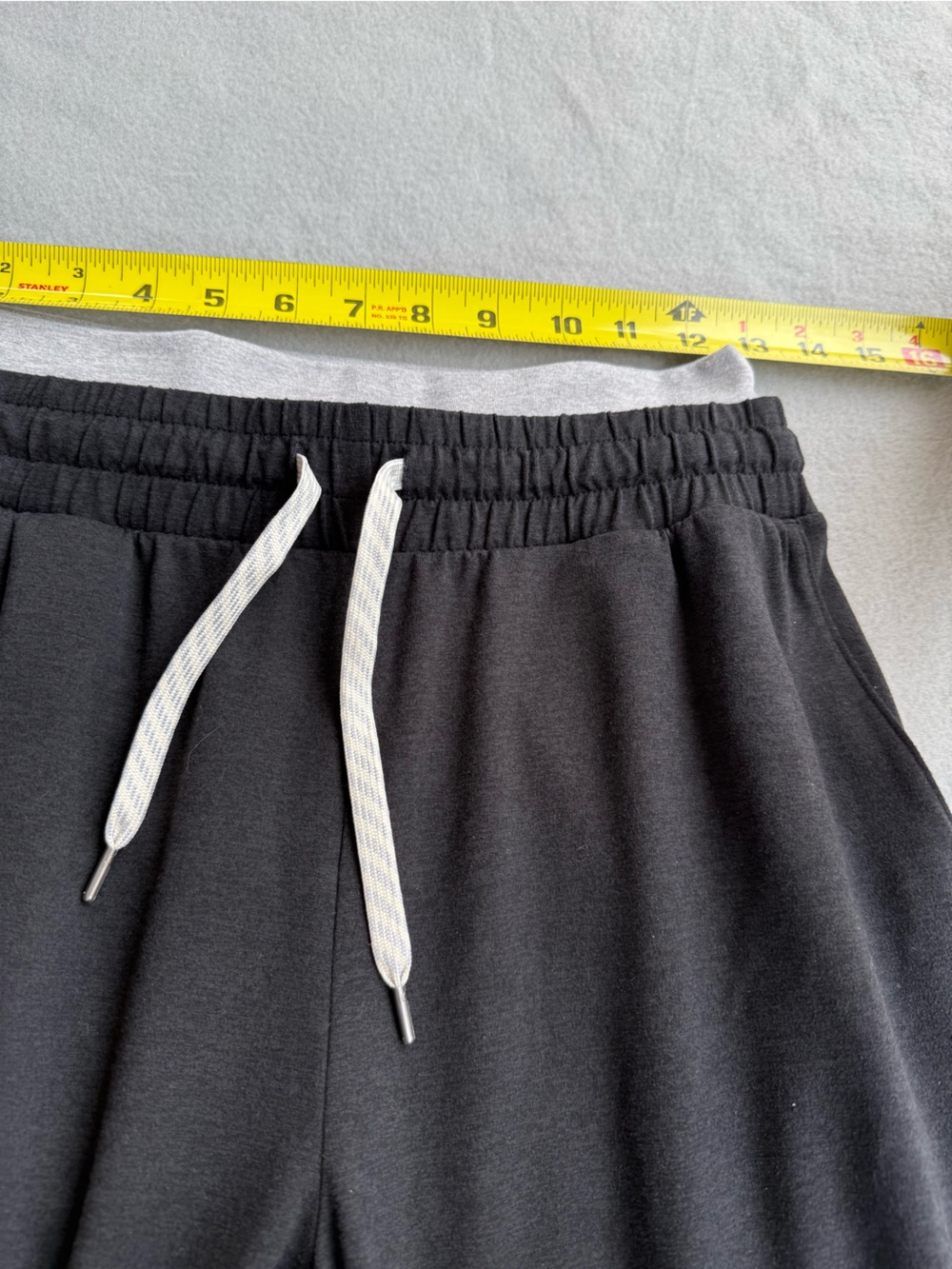 Vuori Halo Warm Up Jogger Pants Women’s Small Black Gray Sweatpants Performance - Picture 5 of 12